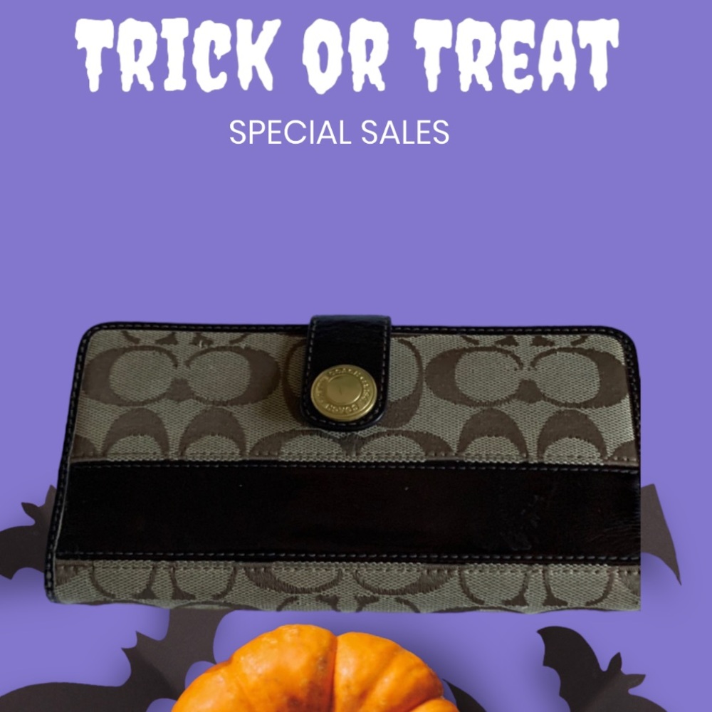 Coach Wallet - Signature Coach with zipper closure multiple credit card holders